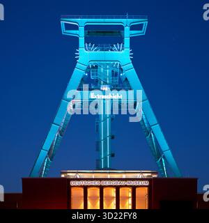 Foerdergeruest illuminato del Museo minerario tedesco zur Extraschicht, Bochum, Ruhrgebiet, Nordrhein-Westfalen, Germania, Europ Foto Stock