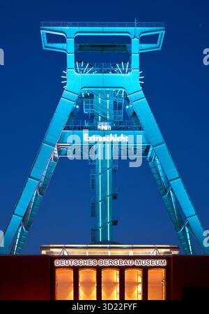 Foerdergeruest illuminato del Museo minerario tedesco zur Extraschicht, Bochum, Ruhrgebiet, Nordrhein-Westfalen, Germania, Europ Foto Stock