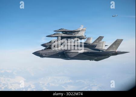 North American Aerospace Defense Command F-35 Lightning II Aircraft con il 115th Fighter Wing della Wisconsin Air National Guard, F-16 Fighting Falcon a Foto Stock