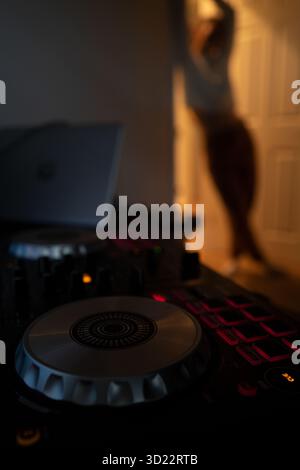 DJ che mixa brani con controller elettronico di musica. Primo piano del mixer sonoro giradischi DJ nel nightclub. Produttore musicale DJ rhythm and sound. Mix audio Foto Stock