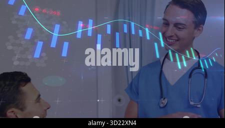 Medico sorridente in scrub blu che incontra il paziente in clinica, con stetoscopio, grafici dei dati, spazio di copia Foto Stock