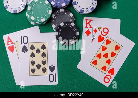 Giocare al blackjack o al gioco di carte baccarat nel casinò con chip, scommesse e rischi. Carte e patatine su feltro Foto Stock