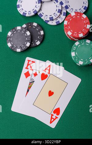 Giocare al blackjack o al gioco di carte baccarat nel casinò con chip, scommesse e rischi. Carte e patatine su feltro Foto Stock