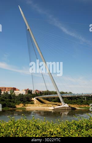 Pasarela de la Exposicion ponte internazionale sul fiume Ebro a Saragozza Foto Stock