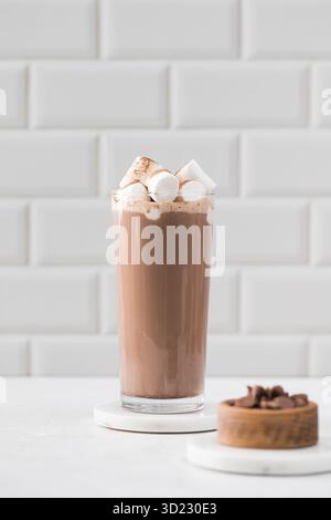 Una bevanda calda invernale. Una tazza di cacao con marshmallow su un piedistallo Foto Stock
