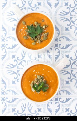 Tazze di zuppa calda di zucca. Il concetto di menu autunnale. Ricette autunnali. Foto Stock