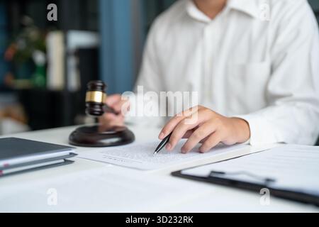 Avvocato uomo d'affari che lavora con il libro di legge in ufficio o in tribunale avvocato legale con martelletto e diritto legale. giustizia e avvocato conc Foto Stock