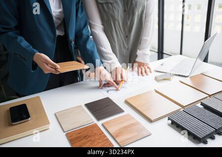 Designer di interni che stanno cercando idee creative per la casa moderna in meetingใ collaborativo Foto Stock