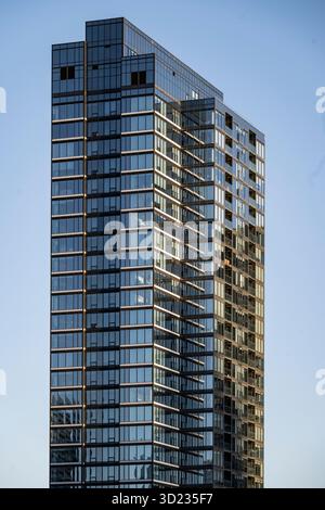 Moderno grattacielo in vetro che riflette il cielo azzurro in una giornata di sole. Calgary, Alberta, Canada Foto Stock