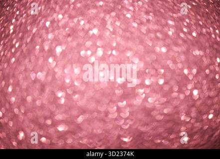 Luci bokeh a forma di cuore rosa che creano un'atmosfera romantica e da sogno Foto Stock