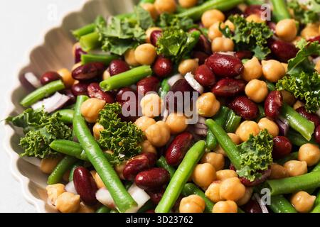 Sana insalata mista di fagioli con ceci, fagioli, fagioli verdi e cavoli. Primo piano Foto Stock