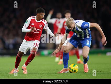 Londra, Regno Unito. 29 ottobre 2025. Andre Harriman-Annous dell'Arsenal con Jan Paul van Hecke di Brighton durante la partita Arsenal vs Brighton e Hove Albion Carabao Cup all'Emirates Stadium di Londra. Il credito per immagini dovrebbe essere: David Klein/Sportimage Credit: Sportimage Ltd/Alamy Live News Foto Stock