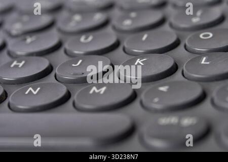 Primo piano della tastiera nera per computer con tasti rotondi per un'estetica vintage Foto Stock