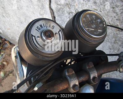 Primo piano della chiave di accensione e del tachimetro della motocicletta d'epoca, evidenziandone l'età e il chilometraggio Foto Stock