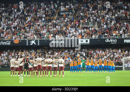 Le squadre Villarreal CF (sinistra) e Valencia (destra) osservano 1 minuto di silenzio rispetto alle vittime della DANA nel primo anniversario. Foto Stock