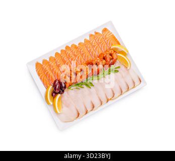 Un piatto di pesce splendidamente organizzato con filetti di salmone e pesce bianco affettati finemente, accompagnati da gamberi grigliati, oli Foto Stock