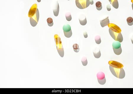 Colorato assortimento di varie pillole e capsule su sfondo bianco Foto Stock