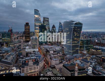 Veduta aerea dei grattacieli illuminati degli uffici del City cluster di Londra durante una mattinata d'autunno Foto Stock