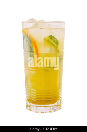 Cocktail estivo rinfrescante con agrumi e menta servito in un bicchiere alto Foto Stock