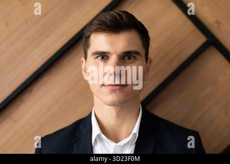 Ritratto di un giovane uomo d'affari in piedi in un ufficio alla moda Foto Stock