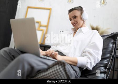 Lavoratrice freelance di successo che lavora da casa in un'atmosfera accogliente Foto Stock