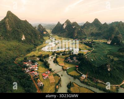 Vista aerea di una pittoresca valle con tortuoso fiume e lussureggianti montagne verdi. Phong Nam, TR˘ng KH·nh District, Cao Bang, Vietnam Foto Stock