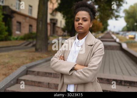 Ritratto di una seria donna afroamericana fuori Foto Stock