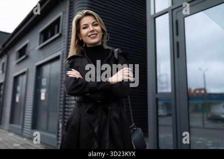 La testa di una donna di mezza età sullo sfondo dell'ingresso dell'ufficio Foto Stock