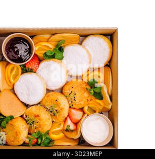 Delizioso assortimento di dolci e dolcetti appena fatti da una panetteria locale Foto Stock