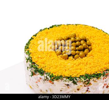 Torta vegetariana colorata con strati di verdure e condimento giallo Foto Stock