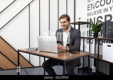 Imprenditore lavorando sul computer portatile in ufficio Foto Stock