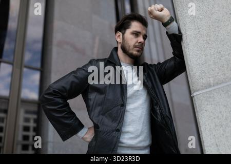 Giovane che prova sentimenti di depressione Foto Stock