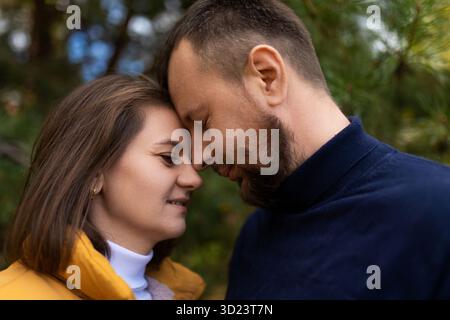 Ritratto ravvicinato di un uomo e di una donna innamorati di mezza età Foto Stock