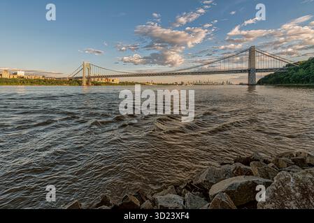 George Washington Bridge sul fiume Hudson al tramonto con vista sullo skyline della città. New York City, New York, USA George Washington Bridge, fiume Hudson Foto Stock