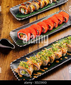Sushi preparato ad arte su un tavolo di legno in un ristorante giapponese Foto Stock