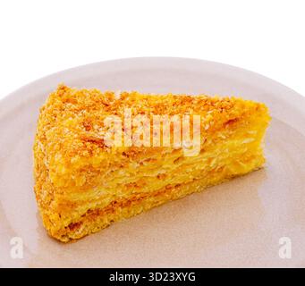 Deliziosa fetta di torta servita su un piatto semplice in luce naturale Foto Stock