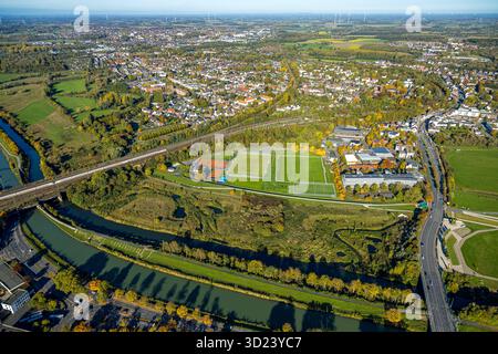 Luftbild, Ortsansicht Ortsteil Heessen, Tennisplätze Hockey- und Tennisclub Hamm mit Padel Tennis, Fußballstadion Sportplatz BV 09 Hamm, ICE-Zug auf der Eisenbahnbrücke Hafenstraße über den Fluss Lippe und Datteln-Hamm-Kanal, Straßenverkehr Münsterstraße und Auenpark mit Aussichtsplattform Erlebensraum Lippeaue, Mitte, Hamm, Ruhrgebiet, Nordfalrhein-Westen Deutschland ACHTUNGxMINDESTHONORARx60xEURO *** Vista aerea, vista del quartiere Heessen, campi da tennis hockey su prato e tennis club Hamm con padel tennis, stadio di calcio campo sportivo BV 09 Hamm, treno DI GHIACCIO sul ponte ferroviario Hafenstraße Foto Stock