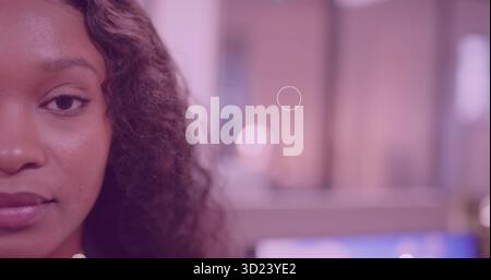 Fotocamera di fronte, donna con la parte superiore gialla della scrivania, sfocatura dello schermo, luci pastello, spazio fotocopie Foto Stock