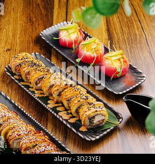 Sushi roll e antipasti serviti su piatti eleganti in un ambiente caldo Foto Stock