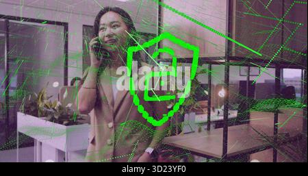 Donna parlante in blazer che parla sullo smartphone in un ufficio open space, smartwatch e sovrapposizione di rete Foto Stock