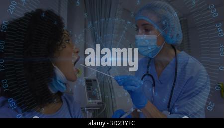 Medico in scrub maschera guanti prendendo il tampone gola dal paziente in clinica, con il controllo bastoncino del tampone Foto Stock