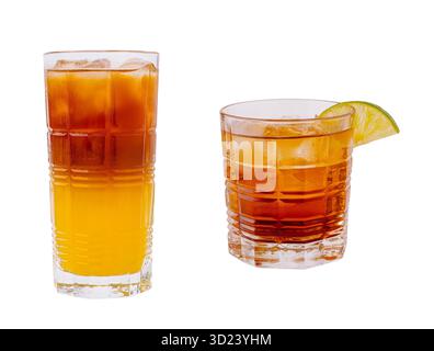 Cocktail rinfrescanti serviti in bicchieri chiari con ghiaccio durante una riunione estiva Foto Stock