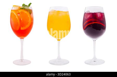 Bevanda gialla luminosa servita in un bicchiere di ghiaccio per un'esperienza rinfrescante Foto Stock