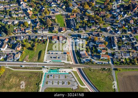 Luftbild, Haltepunkt Westtünnen am Südfeldweg und Von-Straße für-Thünen den künftigen Bahnhaltepunkt, neuer Kreisverkehr von-Thünen-Straße, Bahnlinie mit Eisenbahnbrücke, Stadtbezirk Rhynern, Hamm, Ruhrgebiet, Nordrhein-Westfalen, Deutschland ACHTUNGxMINDESTHONORARx60xEURO *** Vista aerea, Westtünnen fermata su Südfeldweg e Von Thünen Straße per la futura fermata ferroviaria, nuova rotonda Von Thünen Straße, linea ferroviaria con ponte ferroviario, distretto di Rhynern, Hamm, zona della Ruhr, Renania settentrionale-Vestfalia, Germania ATTENTIONxMINDESTHONORARx60xEURO Foto Stock