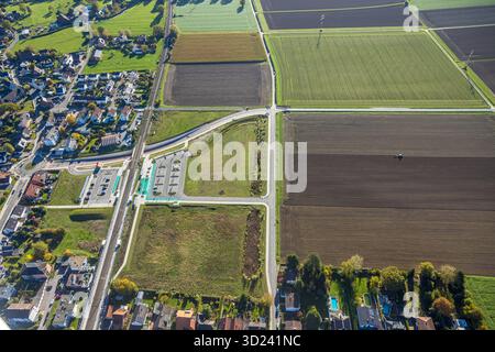 Luftbild, Haltepunkt Westtünnen am Südfeldweg und Von-Straße für-Thünen den künftigen Bahnhaltepunkt, neuer Kreisverkehr von-Thünen-Straße, Bahnlinie mit Eisenbahnbrücke, Stadtbezirk Rhynern, Hamm, Ruhrgebiet, Nordrhein-Westfalen, Deutschland ACHTUNGxMINDESTHONORARx60xEURO *** Vista aerea, Westtünnen fermata su Südfeldweg e Von Thünen Straße per la futura fermata ferroviaria, nuova rotonda Von Thünen Straße, linea ferroviaria con ponte ferroviario, distretto di Rhynern, Hamm, zona della Ruhr, Renania settentrionale-Vestfalia, Germania ATTENTIONxMINDESTHONORARx60xEURO Foto Stock