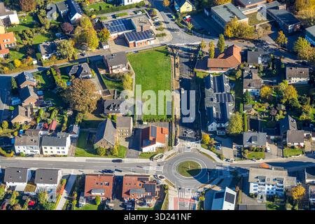Luftbild, Haltepunkt Westtünnen am Südfeldweg und Von-Straße für-Thünen den künftigen Bahnhaltepunkt, neuer Kreisverkehr von-Thünen-Straße, Bahnlinie mit Eisenbahnbrücke, Stadtbezirk Rhynern, Hamm, Ruhrgebiet, Nordrhein-Westfalen, Deutschland ACHTUNGxMINDESTHONORARx60xEURO *** Vista aerea, Westtünnen fermata su Südfeldweg e Von Thünen Straße per la futura fermata ferroviaria, nuova rotonda Von Thünen Straße, linea ferroviaria con ponte ferroviario, distretto di Rhynern, Hamm, zona della Ruhr, Renania settentrionale-Vestfalia, Germania ATTENTIONxMINDESTHONORARx60xEURO Foto Stock
