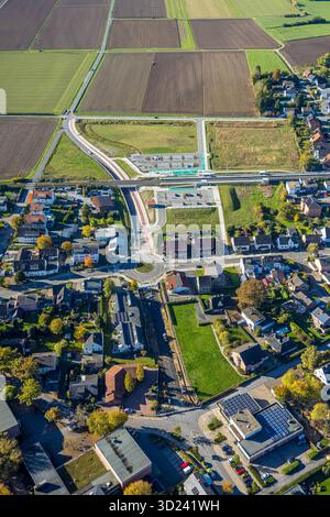 Luftbild, Haltepunkt Westtünnen am Südfeldweg und Von-Straße für-Thünen den künftigen Bahnhaltepunkt, neuer Kreisverkehr von-Thünen-Straße, Bahnlinie mit Eisenbahnbrücke, Stadtbezirk Rhynern, Hamm, Ruhrgebiet, Nordrhein-Westfalen, Deutschland ACHTUNGxMINDESTHONORARx60xEURO *** Vista aerea, Westtünnen fermata su Südfeldweg e Von Thünen Straße per la futura fermata ferroviaria, nuova rotonda Von Thünen Straße, linea ferroviaria con ponte ferroviario, distretto di Rhynern, Hamm, zona della Ruhr, Renania settentrionale-Vestfalia, Germania ATTENTIONxMINDESTHONORARx60xEURO Foto Stock