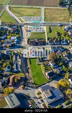 Luftbild, Haltepunkt Westtünnen am Südfeldweg und Von-Straße für-Thünen den künftigen Bahnhaltepunkt, neuer Kreisverkehr von-Thünen-Straße, Bahnlinie mit Eisenbahnbrücke, Stadtbezirk Rhynern, Hamm, Ruhrgebiet, Nordrhein-Westfalen, Deutschland ACHTUNGxMINDESTHONORARx60xEURO *** Vista aerea, Westtünnen fermata su Südfeldweg e Von Thünen Straße per la futura fermata ferroviaria, nuova rotonda Von Thünen Straße, linea ferroviaria con ponte ferroviario, distretto di Rhynern, Hamm, zona della Ruhr, Renania settentrionale-Vestfalia, Germania ATTENTIONxMINDESTHONORARx60xEURO Foto Stock