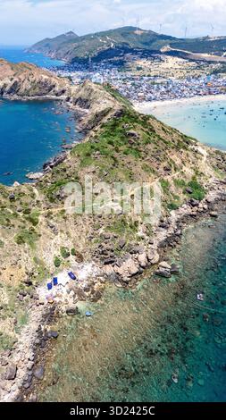 Vista aerea della penisola di Eo Gio, della costa frastagliata e del villaggio di pescatori, Quy Nhon, Vietnam Foto Stock