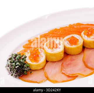Piatti di salmone serviti su un piatto bianco con contorno in presentazione gourmet Foto Stock